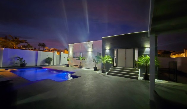 Återförsäljning - Villa -
Rojales - Inland