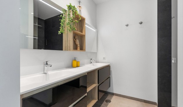 Återförsäljning - Villa -
Orihuela - Las Colinas Golf