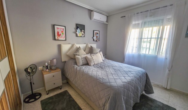 Brukt - Villa -
Villamartin - Costa Blanca