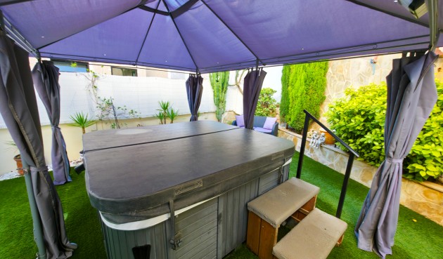 Brukt - Villa -
Villamartin - Costa Blanca