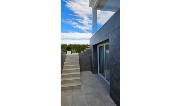 Återförsäljning - Villa -
Orihuela - Inland