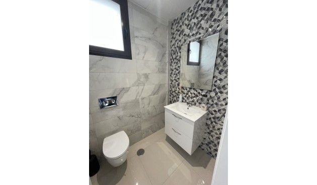 Återförsäljning - Semi Detached -
Villamartin