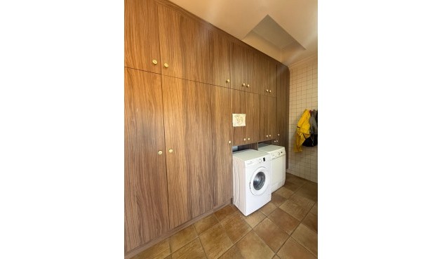 Resale - Town House -
Avileses