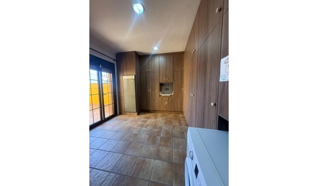 Resale - Town House -
Avileses