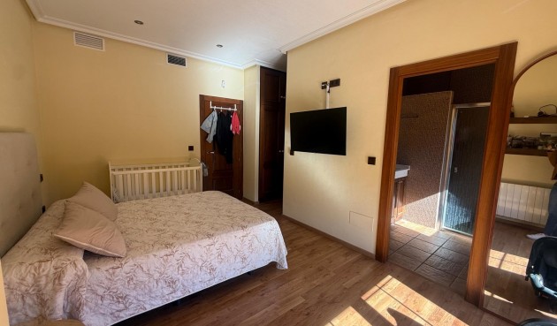 Resale - Town House -
Avileses