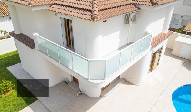 Resale - Villa -
Cabo Roig