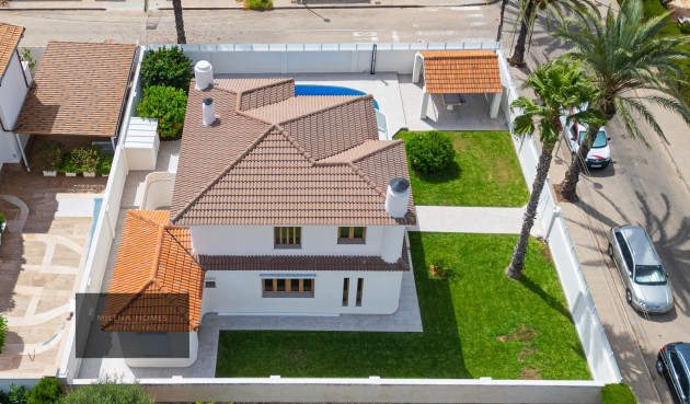 Resale - Villa -
Cabo Roig