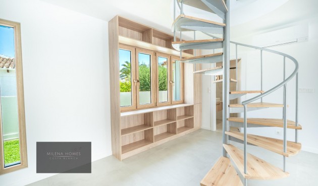 Resale - Villa -
Cabo Roig