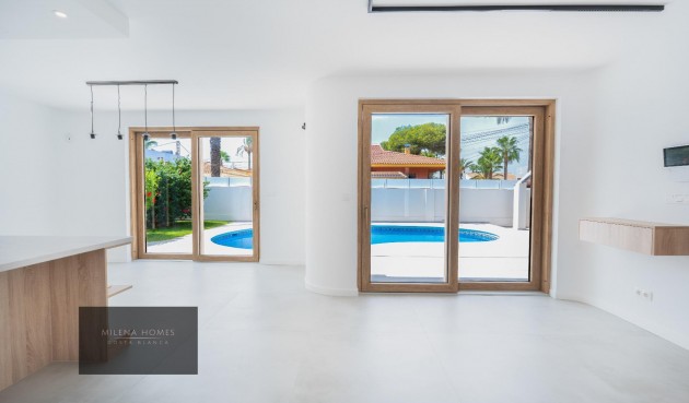 Resale - Villa -
Cabo Roig