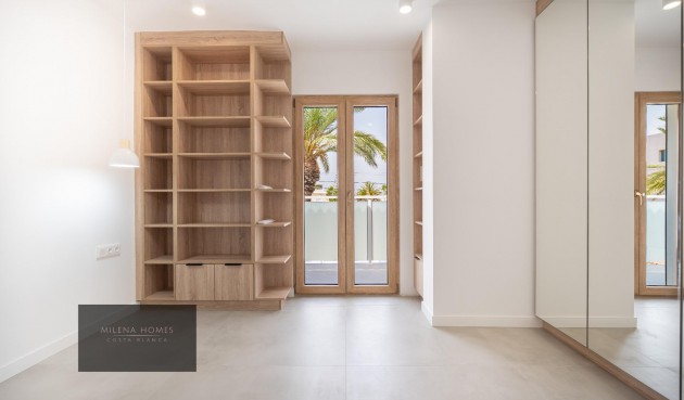 Resale - Villa -
Cabo Roig