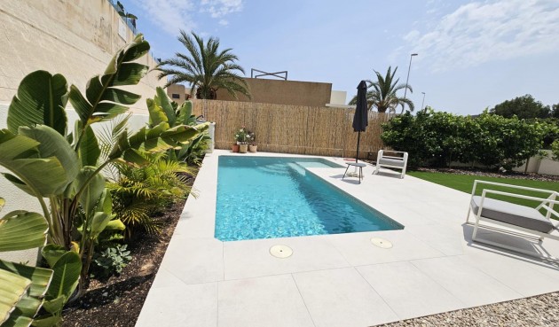 Brukt - Villa -
Orihuela Costa - La Regia