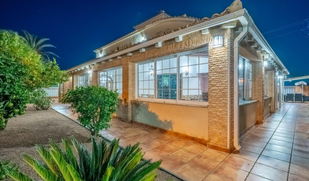 Resale - Villa -
Torrevieja - El Chaparral
