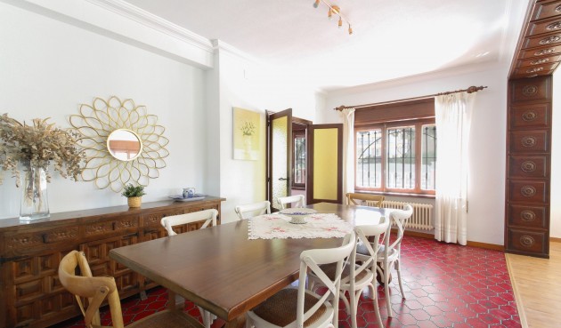 Brukt - Villa -
El Campello - Costa Blanca