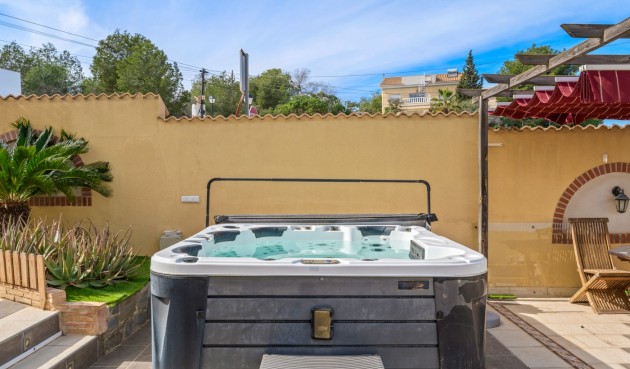 Brukt - Villa -
Orihuela Costa - Costa Blanca