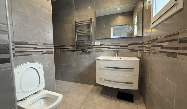 Brukt - Villa -
Villamartin - Costa Blanca