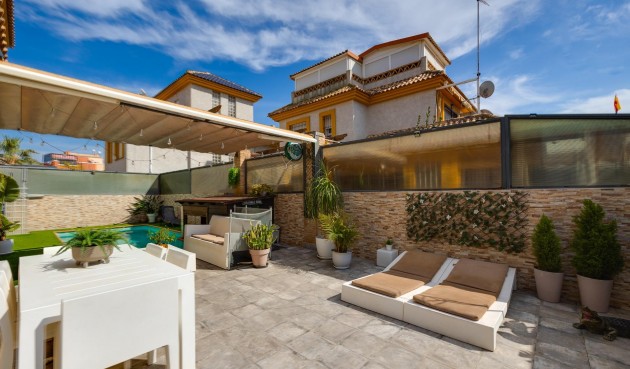 Reventa - Villa -
Los Montesinos - La Herrada