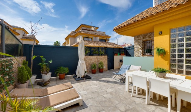 Reventa - Villa -
Los Montesinos - La Herrada