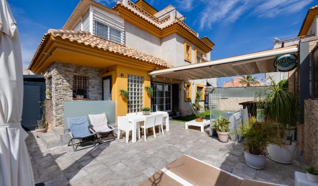 Reventa - Villa -
Los Montesinos - La Herrada