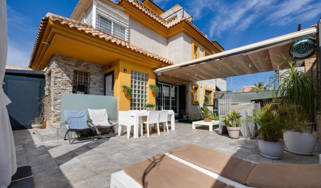 Reventa - Villa -
Los Montesinos - La Herrada