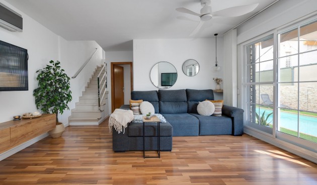 Reventa - Villa -
Los Montesinos - La Herrada