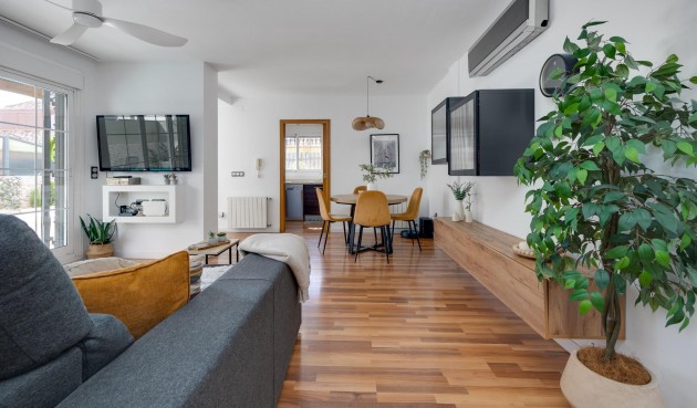 Reventa - Villa -
Los Montesinos - La Herrada