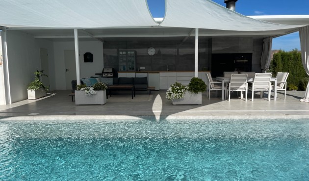 Återförsäljning - Villa -
Orihuela - Inland