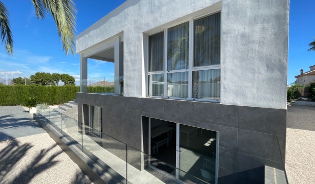 Återförsäljning - Villa -
Orihuela - Inland