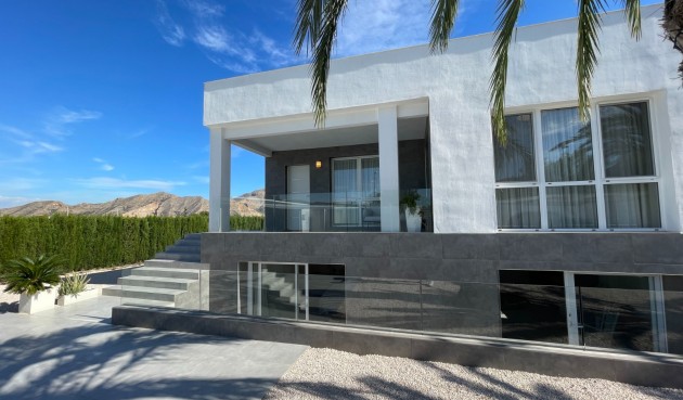 Återförsäljning - Villa -
Orihuela - Inland