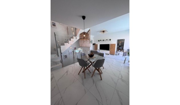 Återförsäljning - Villa -
Villamartin - Costa Blanca