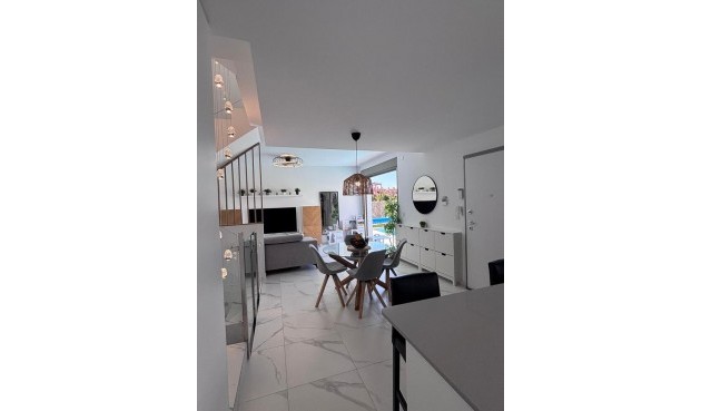 Återförsäljning - Villa -
Villamartin - Costa Blanca