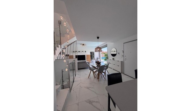 Återförsäljning - Villa -
Villamartin - Costa Blanca