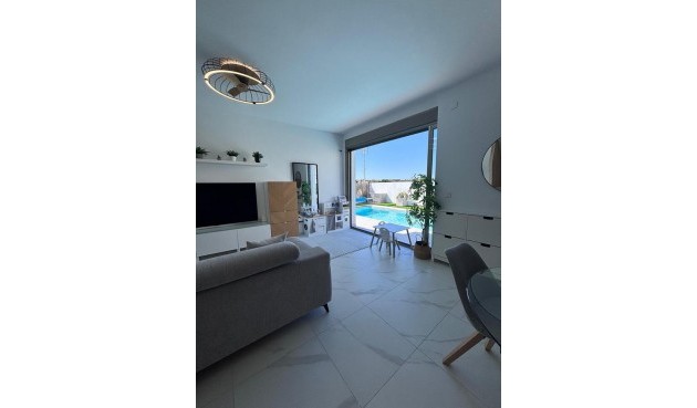 Återförsäljning - Villa -
Villamartin - Costa Blanca