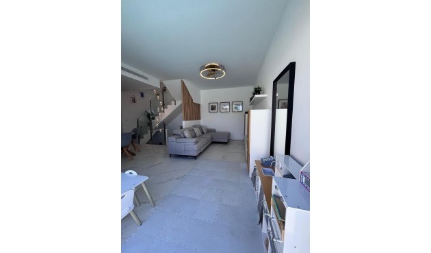 Återförsäljning - Villa -
Villamartin - Costa Blanca