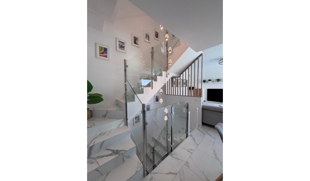 Återförsäljning - Villa -
Villamartin - Costa Blanca