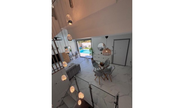 Återförsäljning - Villa -
Villamartin - Costa Blanca