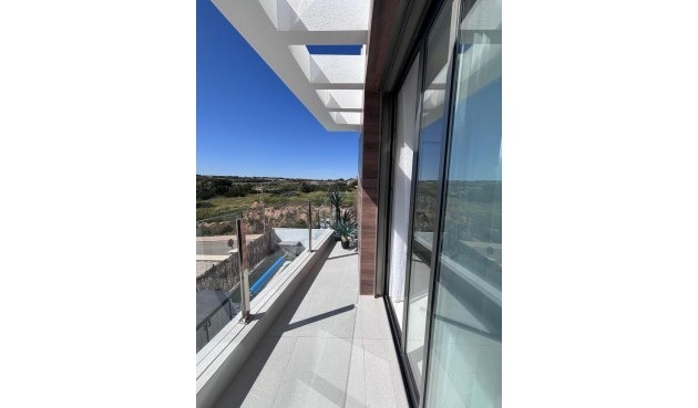 Återförsäljning - Villa -
Villamartin - Costa Blanca