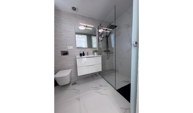 Återförsäljning - Villa -
Villamartin - Costa Blanca