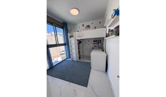 Återförsäljning - Villa -
Villamartin - Costa Blanca