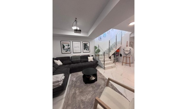 Återförsäljning - Villa -
Villamartin - Costa Blanca