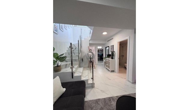 Återförsäljning - Villa -
Villamartin - Costa Blanca