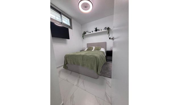 Återförsäljning - Villa -
Villamartin - Costa Blanca