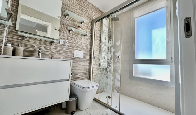 Återförsäljning - Villa -
Villamartin - Costa Blanca