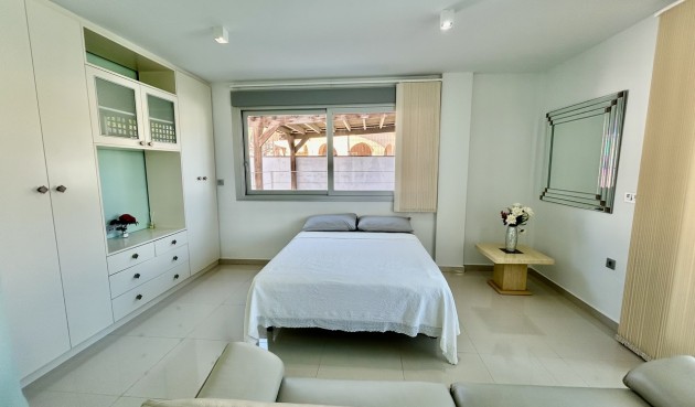 Återförsäljning - Villa -
Villamartin - Costa Blanca