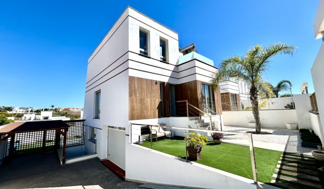 Återförsäljning - Villa -
Villamartin - Costa Blanca