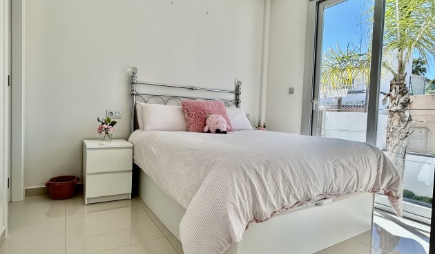 Återförsäljning - Villa -
Villamartin - Costa Blanca