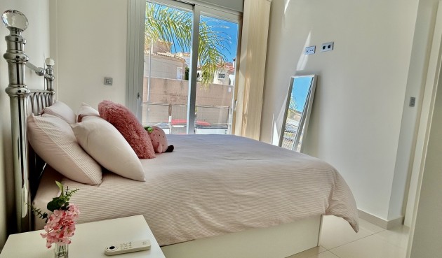 Återförsäljning - Villa -
Villamartin - Costa Blanca