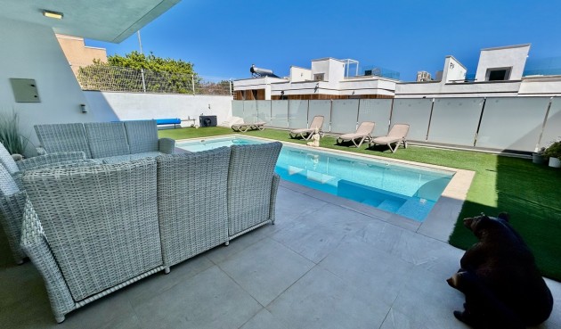 Återförsäljning - Villa -
Villamartin - Costa Blanca