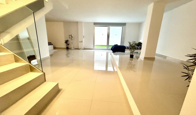 Återförsäljning - Villa -
Villamartin - Costa Blanca