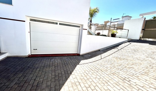 Återförsäljning - Villa -
Villamartin - Costa Blanca