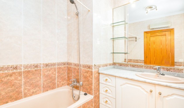 Återförsäljning - Villa -
Torrevieja - Costa Blanca